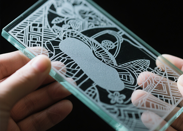 Jaký laserový ovladač si mám vybrat pro laserové gravírování skla?