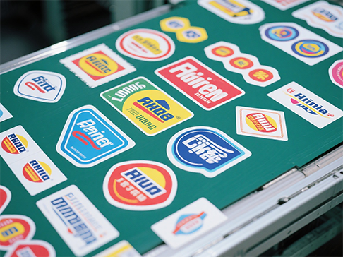 Jaký druh laserového ovladače lze použít pro samolepicí laserové vysekávání