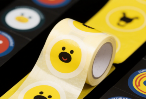 Změňte svůj pracovní postup s lepicími štítky pomocí pokročilého laserového řídicího systému