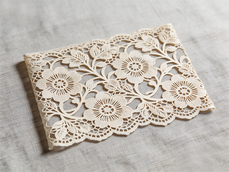 Proč se systémy pro řezání tkanin přesouvají na víceosé laserové ovladače? Efektivita je klíčová.